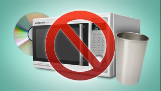 TUYỆT ĐỐI không cho những đồ này vào lò vi sóng