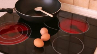 Bếp hồng ngoại phát ra tiếng ồn lớn khi sử dụng, xử lý thế nào?