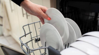 Cần làm gì khi máy rửa bát rửa không sạch?